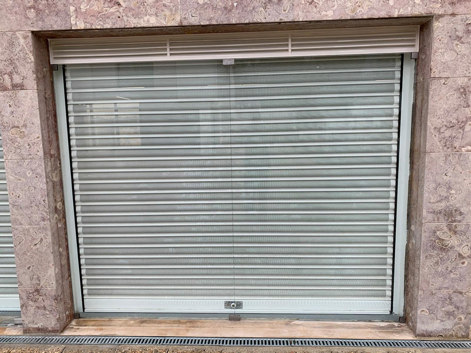 montra em vidro para espaço comercial