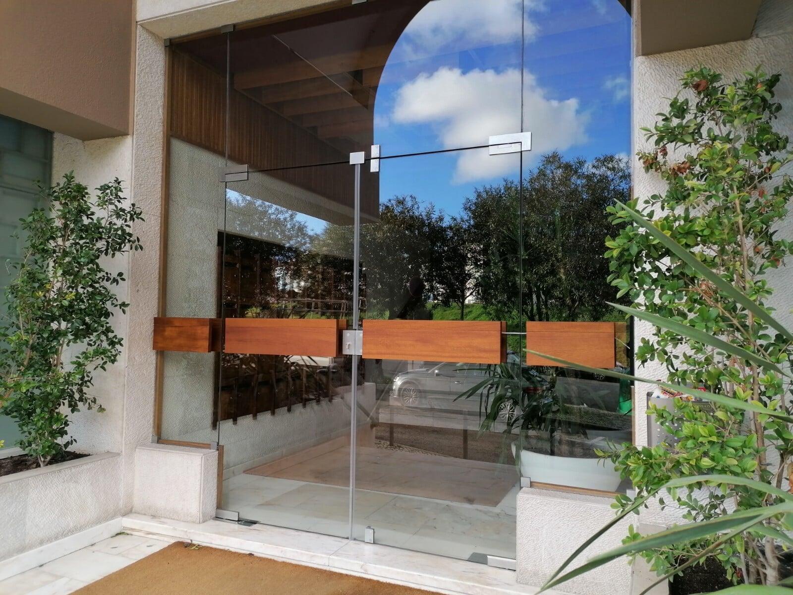 porta predio condominio vidro