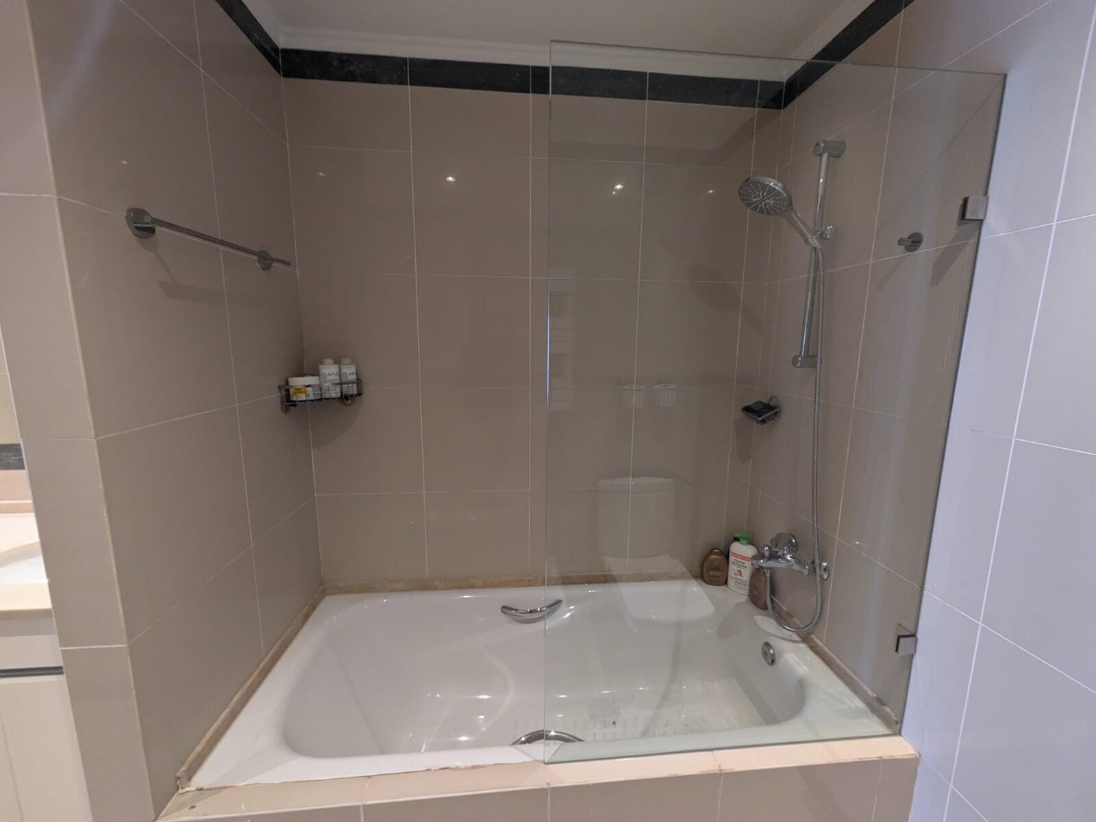 resguardo banheira com vidro fixo