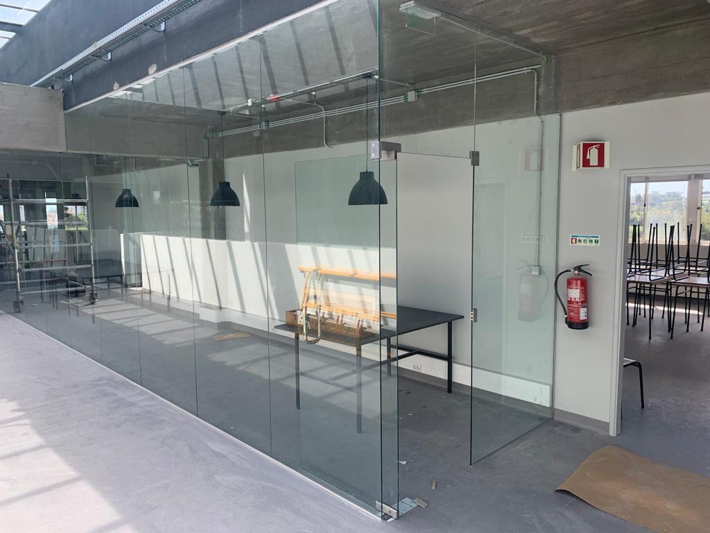 zona resguardada interior em vidro